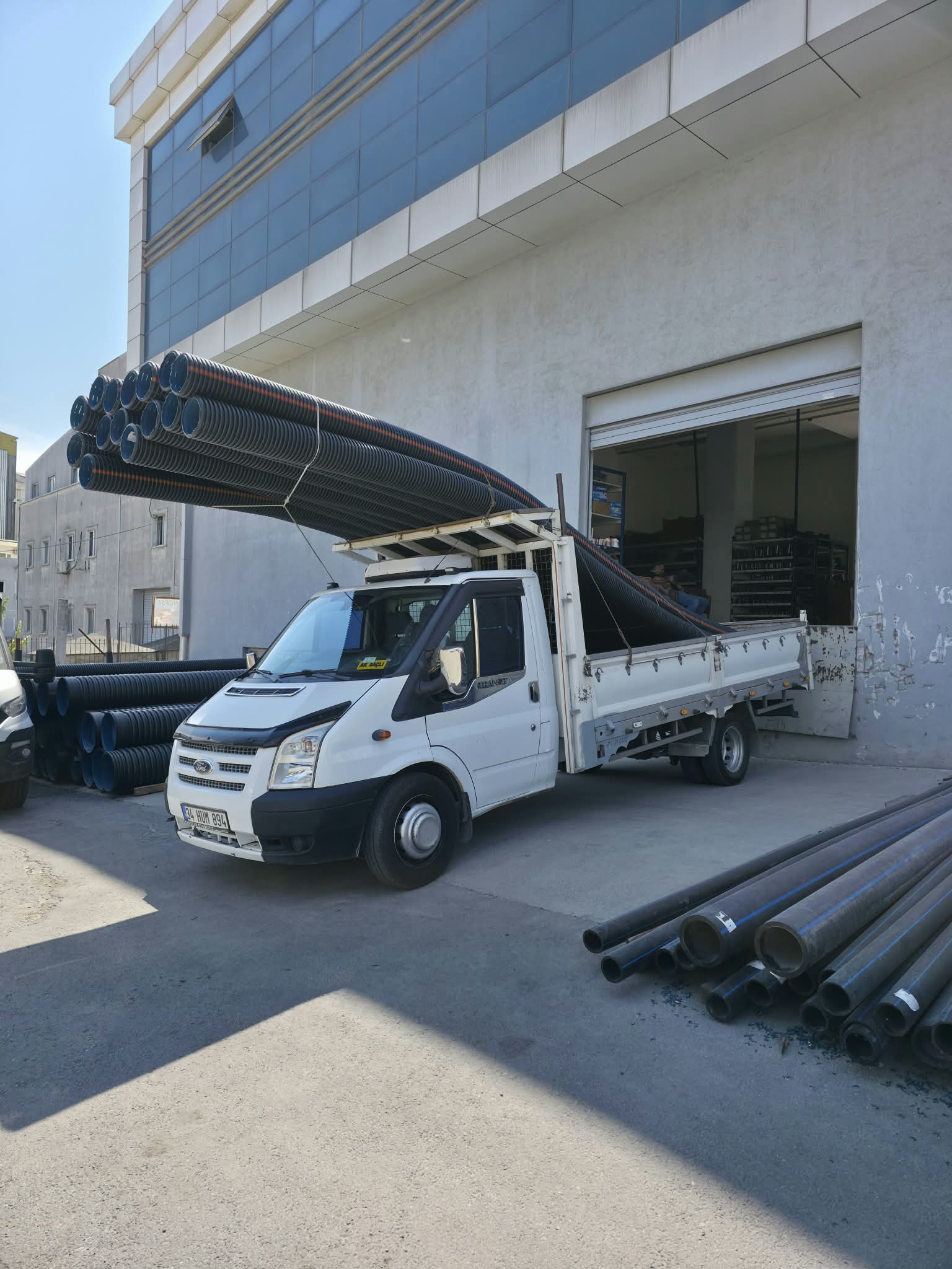 Açık kasa kamyonet ile HDPE koruge boru nakliyesi