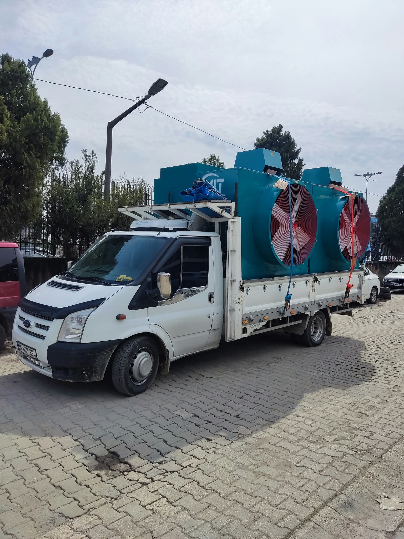 Sanayi tipi fan ve klima ekipmanı taşıyan açık kasa kamyonet