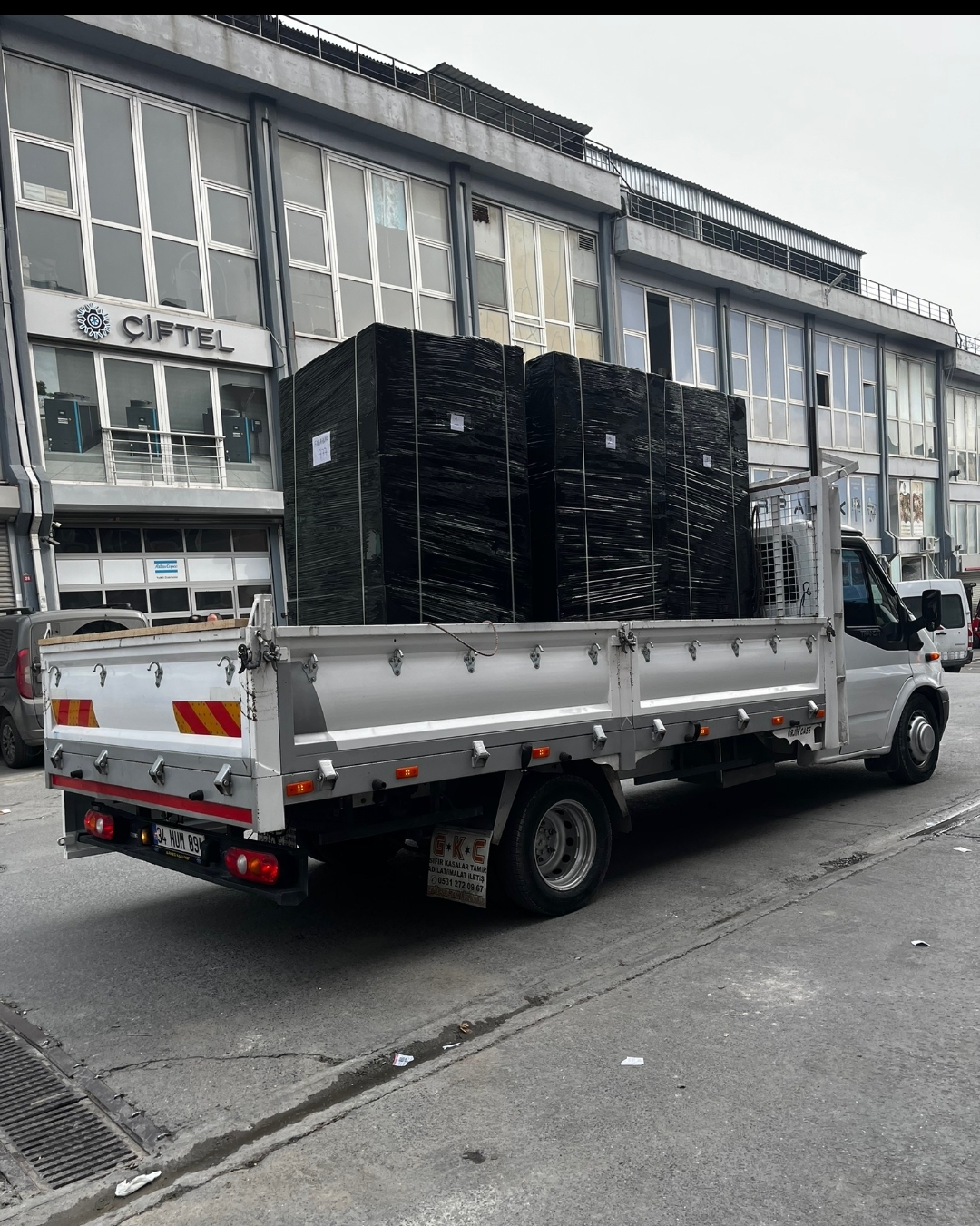 İstanbul'da paketlenmiş sanayi yükü taşıyan açık kasa kamyonet arka görünüm